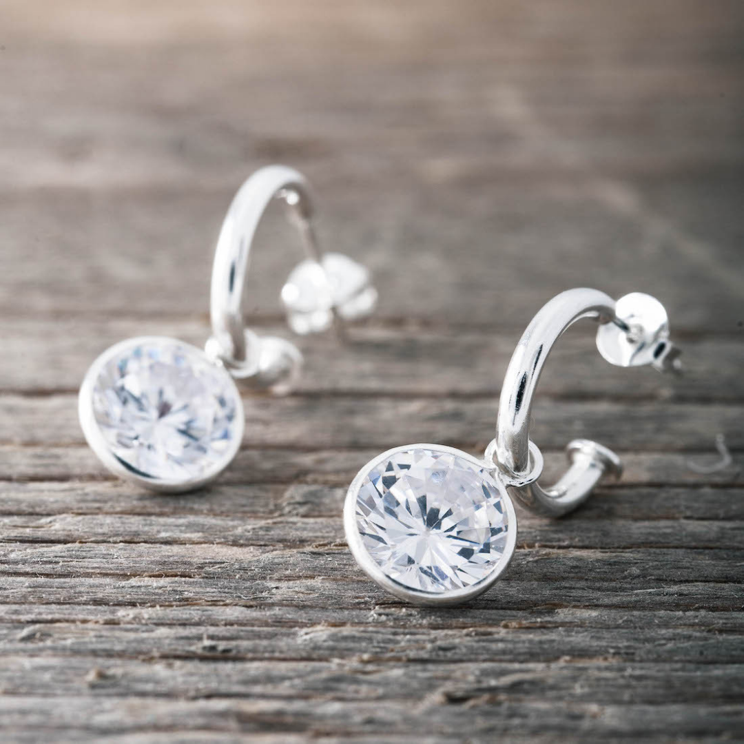 silver örhängen hoops with white sten
